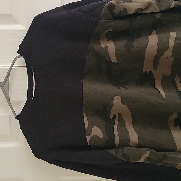 NWOT Aritzia TNA Women Black-Camouflage Sweatshirt S - Picture 2 of 8